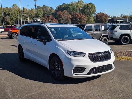 2026 Chrysler Pacifica Select