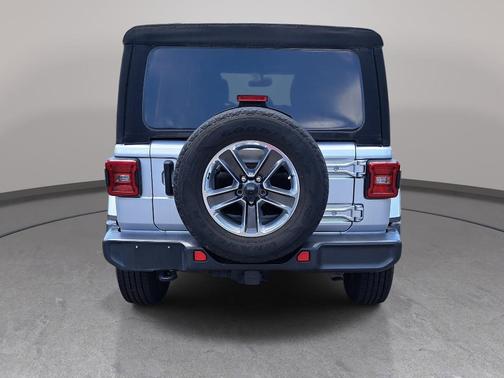 Silver Zynith Clearcoat 2022 Jeep Wrangler Unlimited Sahara