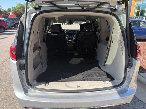 2024 Chrysler Pacifica Touring-L