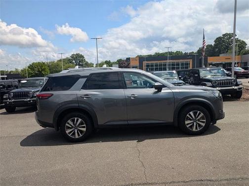 2022 Nissan Pathfinder SL