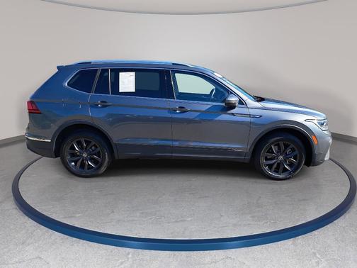 Platinum Gray Metallic 2024 Volkswagen Tiguan 2.0T SE