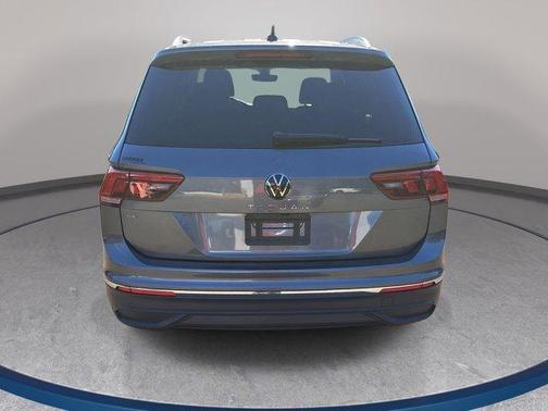 Platinum Gray Metallic 2024 Volkswagen Tiguan 2.0T SE