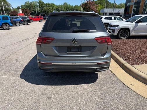 Platinum Gray Metallic 2024 Volkswagen Tiguan 2.0T SE