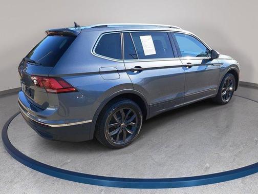 Platinum Gray Metallic 2024 Volkswagen Tiguan 2.0T SE