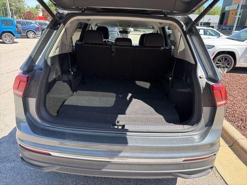 Platinum Gray Metallic 2024 Volkswagen Tiguan 2.0T SE