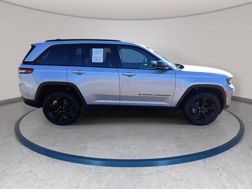 Silver Zynith 2024 Jeep Grand Cherokee Laredo