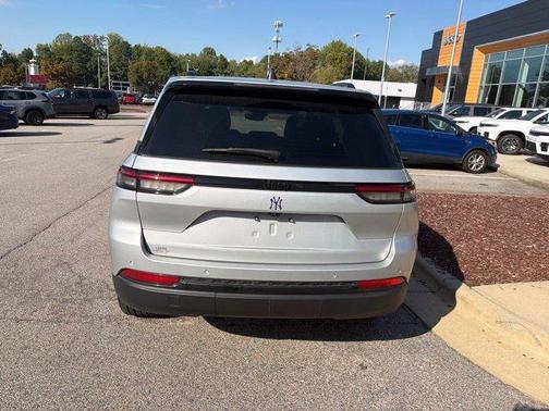 Silver Zynith 2024 Jeep Grand Cherokee Laredo