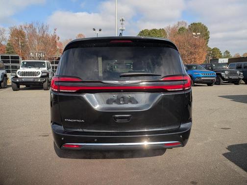2022 Chrysler Pacifica Touring-L