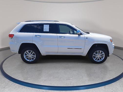 Ivory 2017 Jeep Grand Cherokee Overland