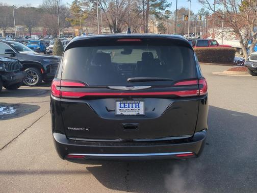 2024 Chrysler Pacifica Touring-L