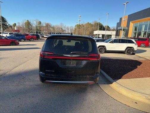 2024 Chrysler Pacifica Touring-L