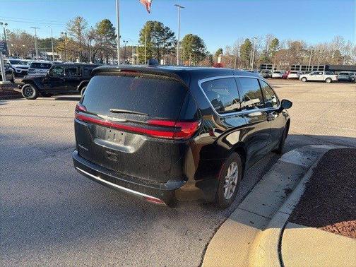 2024 Chrysler Pacifica Touring-L