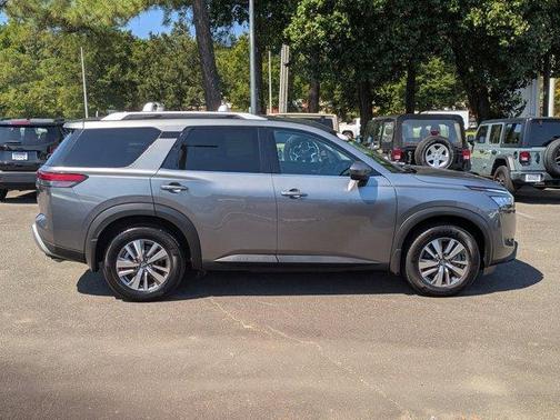 2022 Nissan Pathfinder SL