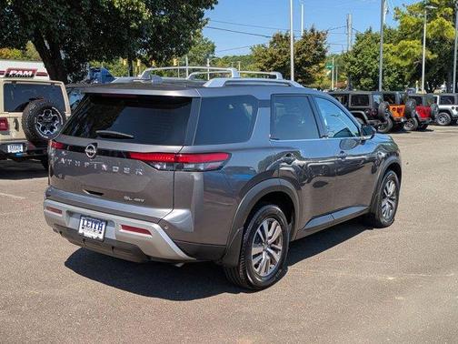 2022 Nissan Pathfinder SL