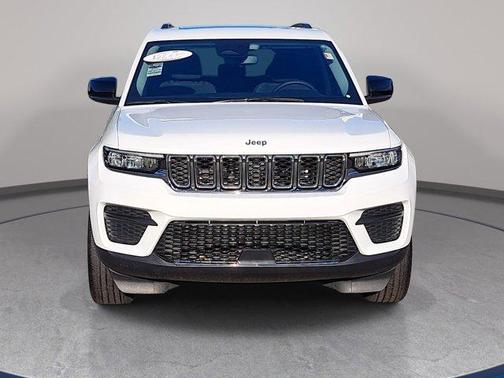 Bright White Clearcoat 2023 Jeep Grand Cherokee Laredo