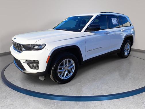 Bright White Clearcoat 2023 Jeep Grand Cherokee Laredo