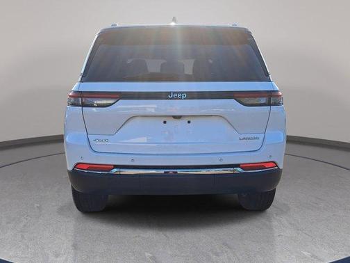 Bright White Clearcoat 2023 Jeep Grand Cherokee Laredo