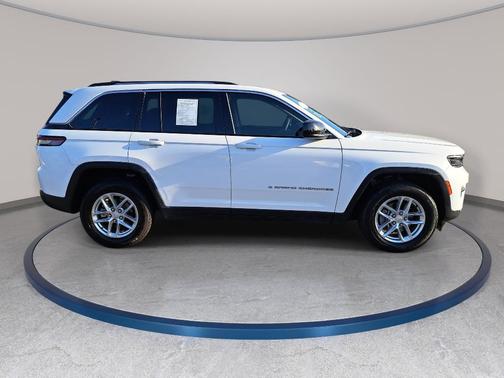Bright White Clearcoat 2023 Jeep Grand Cherokee Laredo