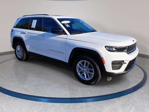 Bright White Clearcoat 2023 Jeep Grand Cherokee Laredo