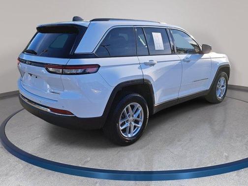 Bright White Clearcoat 2023 Jeep Grand Cherokee Laredo