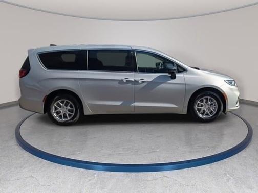 Silver Mist 2026 Chrysler Pacifica Select