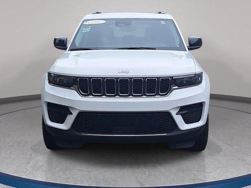 Bright White Clearcoat 2023 Jeep Grand Cherokee Laredo