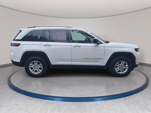 Bright White Clearcoat 2023 Jeep Grand Cherokee Laredo