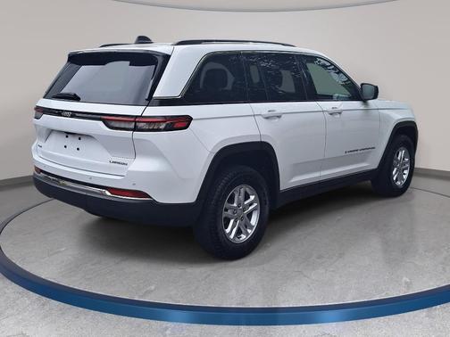 Bright White Clearcoat 2023 Jeep Grand Cherokee Laredo