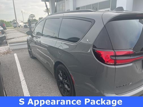 2024 Chrysler Pacifica Touring-L