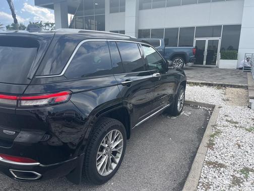2022 Jeep Grand Cherokee Summit