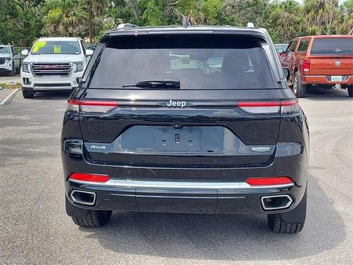 2022 Jeep Grand Cherokee Summit