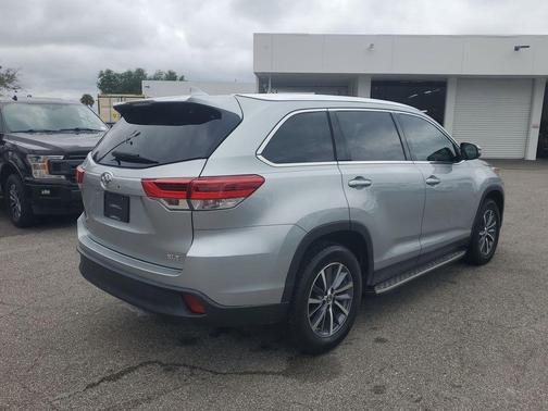 Celestial Silver Metallic 2019 Toyota Highlander XLE