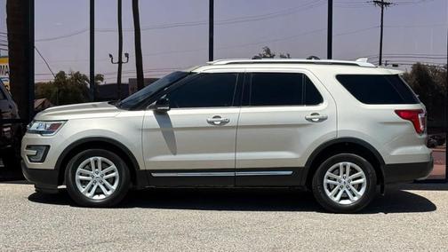 White Gold Metallic 2017 Ford Explorer XLT