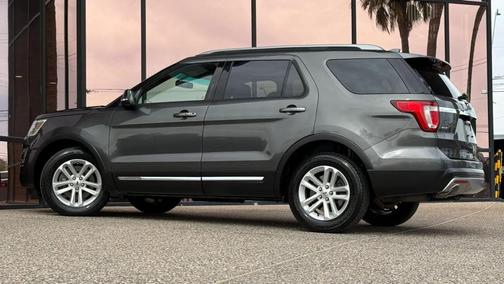 White Platinum Metallic Tri-Coat 2017 Ford Explorer XLT
