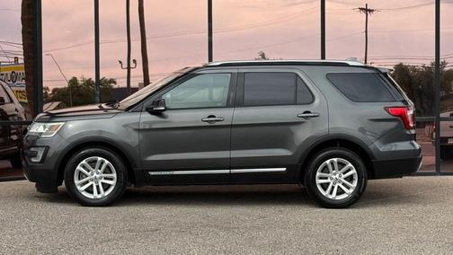 White Platinum Metallic Tri-Coat 2017 Ford Explorer XLT