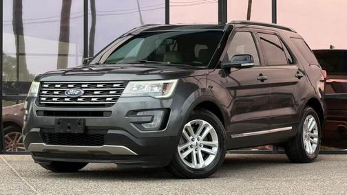 White Platinum Metallic Tri-Coat 2017 Ford Explorer XLT