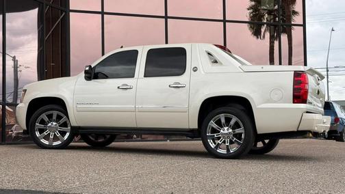 White Diamond Tricoat 2013 Chevrolet Avalanche LTZ