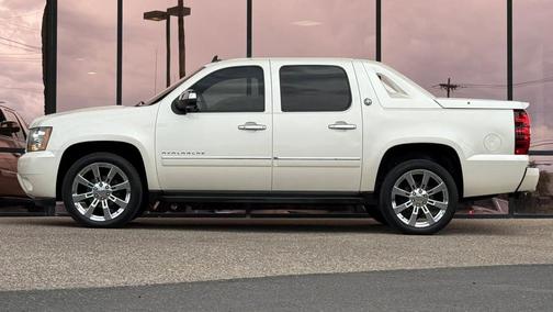 White Diamond Tricoat 2013 Chevrolet Avalanche LTZ