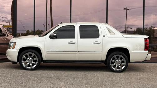White Diamond Tricoat 2013 Chevrolet Avalanche LTZ