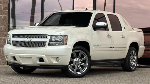 White Diamond Tricoat 2013 Chevrolet Avalanche LTZ