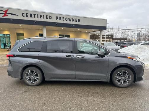 2025 Toyota Sienna Platinum