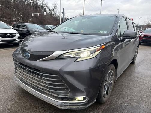2025 Toyota Sienna Platinum