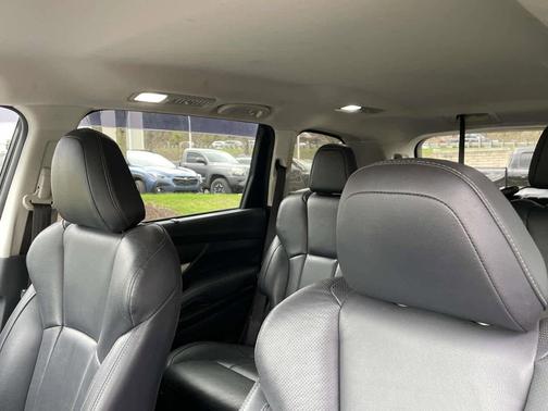 Crystal White Pearl 2022 Subaru Ascent Limited 7-Passenger