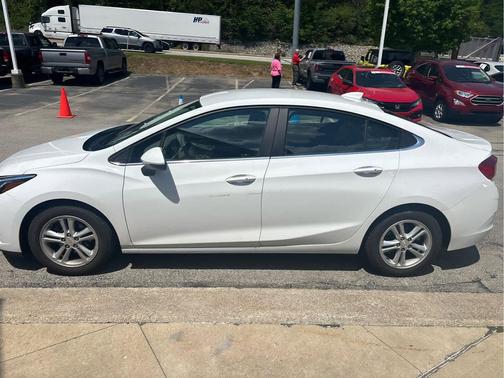 Summit White 2016 Chevrolet Cruze LT Auto