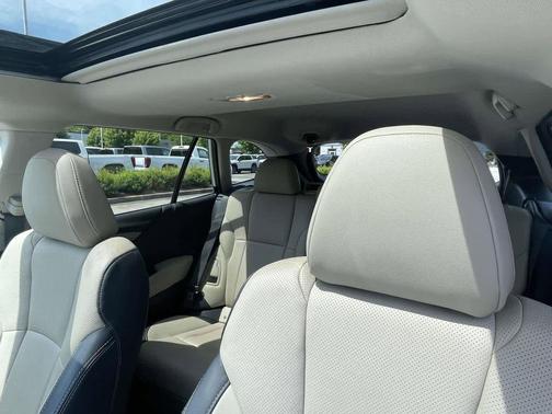 Crystal White Pearl 2022 Subaru Outback Limited