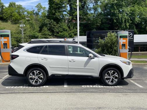 Crystal White Pearl 2022 Subaru Outback Limited