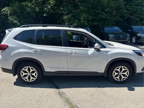 Crystal White Pearl 2024 Subaru Forester Premium