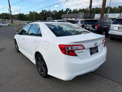 White 2014 Toyota Camry SE Sport