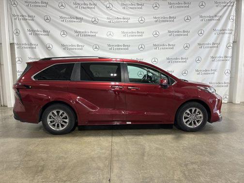 2022 Toyota Sienna XLE 7 Passenger