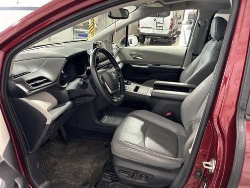 2022 Toyota Sienna XLE 7 Passenger
